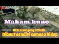 Makam kuno dengan batu nisan yang artistik, dibuat sendiri semasa hidup.