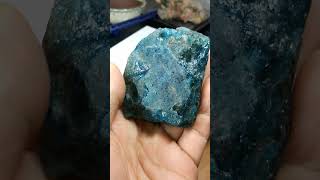 dd26約重171 6g 藍磷灰石原礦 磷灰石 鮮豔霓虹藍 Apatite 天然水晶 無加工未拋光晶礦 晶柱