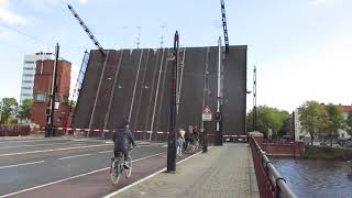 De Berlagebrug gaat open.