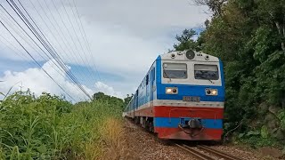 D19E - 904 pulled SE4 train run along the sea