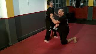 Defensa personal principios de invasión y derribo Pentjak Silat