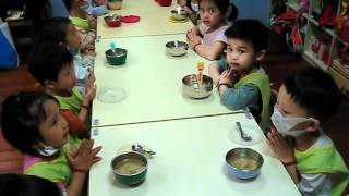 悅意華頓托兒所幼幼班--午餐前供養1002.04.11