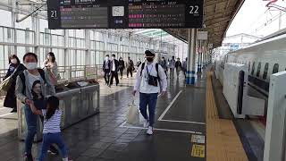 2021年5月1日のぞみ5号降車客を降ろしたあと遅れて到着した特急やくもの接続待ちをして発車(感染対策をして撮影しております)