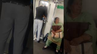 delhi metro couple viral video ! Delhi metro viral girl! #delhimetro #comedyshorts #metrokissing