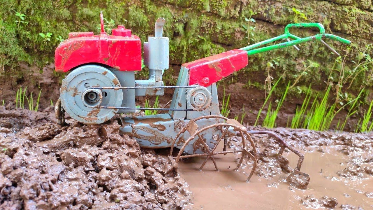 Wow!! Traktor Sawah Jumbo Tiba-tiba Terguling Di Lumpur Saat Membajak ...