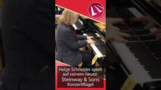 Helge Schneider spielt auf seinem neuen Steinway & Sons Konzertflügel * Shot *