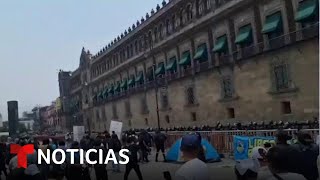 Manifestantes encapuchados lanzan petardos contra el Palacio Nacional de México | Noticias Telemundo