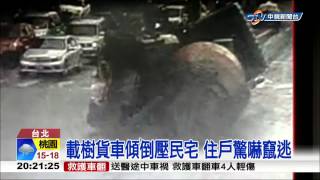 【中視新聞】大車翻覆重壓 直擊!驚險生死瞬間 20150127