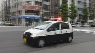 ミニパト、緊急走行でバイクを追走。 Urgent run of the small police car.