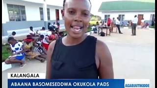 Okutumbula eby'enfuna mu ggwanga. Abaana basomeseddwa okukola Pads.