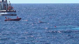 Open Arms, altri 9 migranti si gettano in mare: il salvataggio