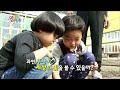 와일드 패밀리 알을 깨고 나오는 새끼 타조 돕기 아이들의 조심스러운 손길 20141128