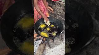 Adivasi aunty selling pakode😋 #streetfoodindia #shorts #youtubeshorts #ytshorts #uttarerswade