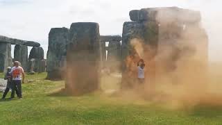 Activistas Vandalizan el Stonehenge con pintura