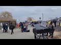 Man plays piano for Ukrainian refugees at Polish border