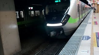 1221次基隆發車經由西部幹線開往新竹的銀綠色微笑號EMU900型十輛一編組EMU902區間車，和1228次苗栗發車經由山線開往基隆的銀綠色微笑號EMU900型十輛一編組EMU923區間車