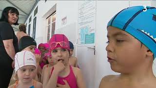 A Cannes, les enfants de maternelle apprennent à nager