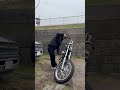 バイク屋 hancar motorcycle の日常。。harley davidson 4speed evo 練習に来たお客様を見守りながら動画を撮らせてもらう髪長おじさん。。