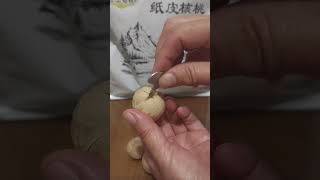 如何輕易開起紙皮核桃。有方法報你知。。。