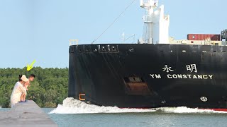 Watch Yang Ming Container Ship Takes a Stunning Turn – Unbelievable Waves Emerge!