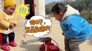 The fire truck Xiao Fengfeng dreamed of finally arrived, so excited!