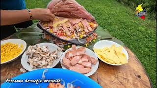 cachama de 10 libras rellena de tocineta, champiñón, queso, mazorca y ensalada de tomate y cebolla.