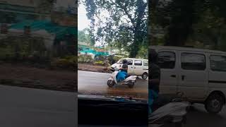 ഇതുപോലുള്ള അസ്രെദ്ധ മഴയത്ത് റോഡിൽ  പാടില്ല #shorts#viral