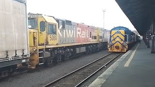 Kiwi Rail - DXB's 5108 \u0026 5080 on Port shunt pass by Dunedin Railways DJ's 1209 \u0026 1240