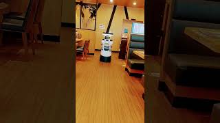 ステーキ宮　ロボットが水を持ってくる