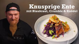 Knusprige Ente auf Blaukraut mit Walnuss-Spekulatius-Crumble und Knödeltaler | Lucki Maurer kocht #2