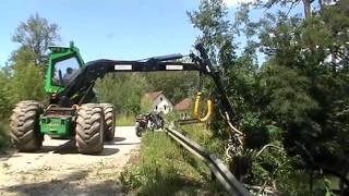 Forstbetrieb Lorenz - Energieholzernte - Harvester mit Moipu 400 Sammelaggregat bei Böschungspflege