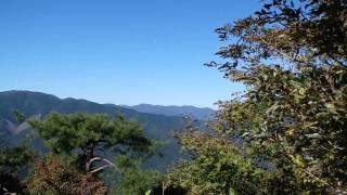 城将山山頂の展望岩と岩上から眺める風景　山口県岩国市錦町