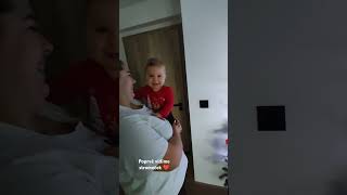 Poprvé vidíme vánoční stromeček, tak si to tu odložím #shorts #family #music #christmas #shortvideo