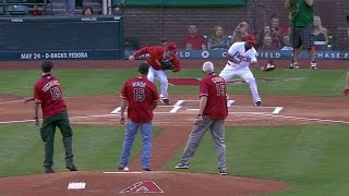 CHC@ARI: Booth on De La Rosa catching two balls