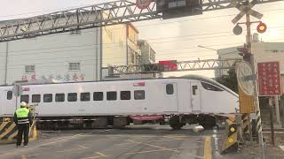 自強號EMU3000通過彰化縣花壇鄉番花路平交道由西向東看 Ziqiang EMU3000 go through the level crossing of Fanhua Road