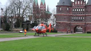 RETTUNGSHUBSCHRAUBER Christoph 12 mit der EC-135 D-HZSB /Takeoff am Lübecker Holstentor