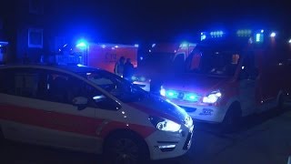 [BRANDSTIFTUNG IM TREPPENHAUS] - KINDERWAGEN brennt in FLUR | 5 VERLETZTE - [FEUERWEHR MONHEIM]