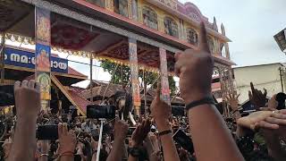 NADAIKAL UNNIKRISHNAN MASS ENTRY AT THIRUNAKARA PAKAL POORAM