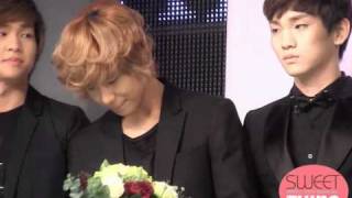 101214 Cute TaeKey + sweet Taemin smelling flowers fancam @ Korea Best Dresser Swan Award