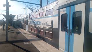 Divers trains de banlieue en région parisienne.