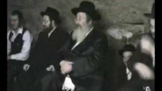 SPINKA REBBE SINGING האדמו\