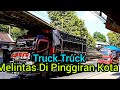 Truck Truck Melintas di Pinggiran Kota.