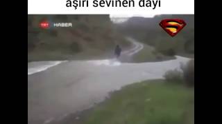 Motorun Sudan Geçtiğine Sevinen Dayı - TRT HABER