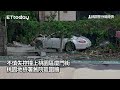 失控片！保時捷911大左轉撞破地檢署圍牆　氣囊爆開車頭毀