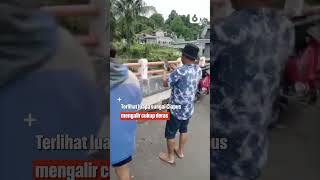 Detik-Detik Banjir Bandang Landa Kampung Ragasi Bogor, Air Tampak Keruh Warga Panik #Shorts