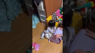 【おもしろ2歳児👶】お姉ちゃんのランドセルを背負ってみたいけど立ち上がることすら出来ない2歳6ヶ月😆