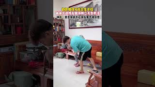 奶奶喂孩子吃花生卡住，爸爸火速抱起做海姆立克急救法，真是太惊险了！ #萌娃#爸爸带娃 #家庭日常