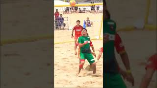 バウンドが不規則❗️オーバーヘッドは無敵！！beach soccer           #shorts