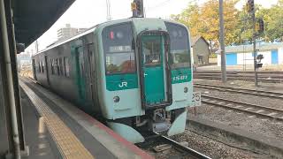 徳島駅をゆっくりと発車する1500型気動車のトップナンバー。