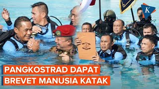 Pangkostrad Terima Brevet Kehormatan Manusia Katak dan Scuba Diver TNI AL